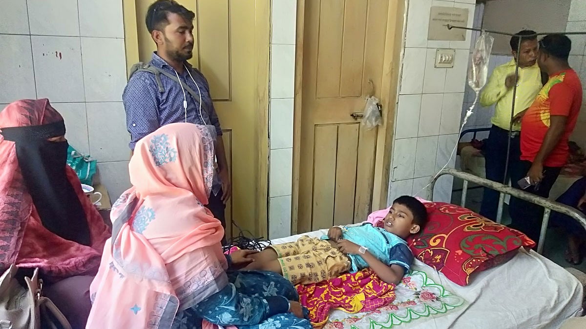 ডক্টরস পয়েন্টে চিকিৎসাধীন এক শিশু। ছবি: প্রথম আলো