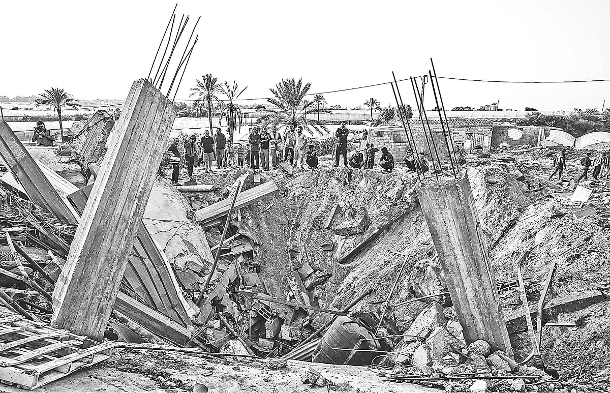 ইসরায়েলি বিমান হামলায় ধ্বংসস্তূপে পরিণত হওয়া একটি বাড়ি