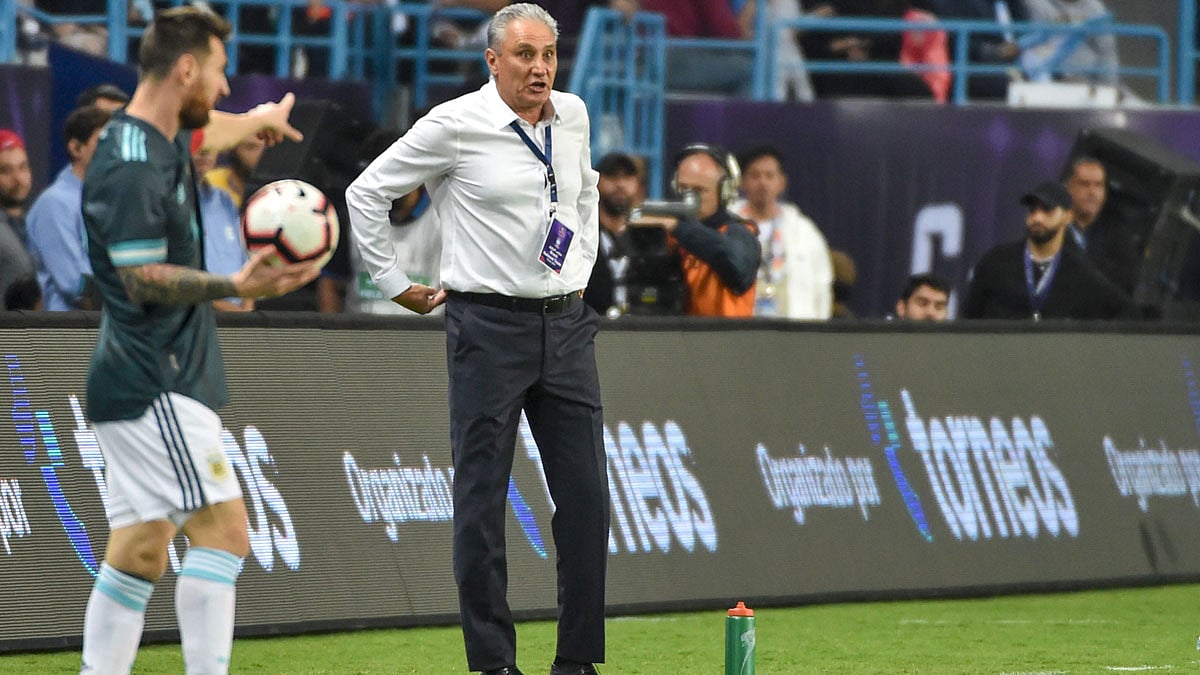 ব্রাজিল কোচের সঙ্গে কথার লড়াই হয়েছে মেসির। ছবি: এএফপি