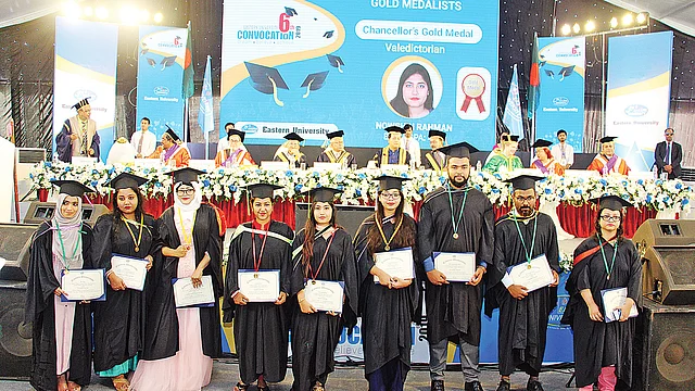 ইস্টার্ন ইউনিভার্সিটির সমাবর্তনে সনদ হাতে স্বর্ণপদকজয়ীরা। গতকাল সাভারের আশুলিয়ায় বিশ্ববিদ্যালয়ের নিজস্ব ক্যাম্পাসে।  ছবি: বিজ্ঞপ্তি
