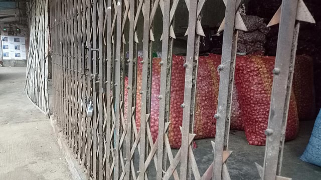 ম্যাজিস্ট্রেট আসার খবর পেয়ে অনেক দোকানি দোকানে তালা দিয়ে সরে পড়েন। মাস্টারপাড়া, নগর, রাজশাহী, ১৭ নভেম্বর। ছবি: শহীদুল ইসলাম