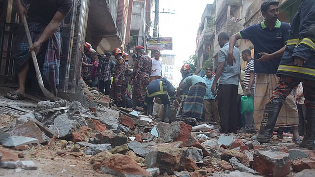 গ্যাস পাইপলাইনে বিস্ফোরণে দেয়ালধস হয়। ছবি: জুয়েল শীল