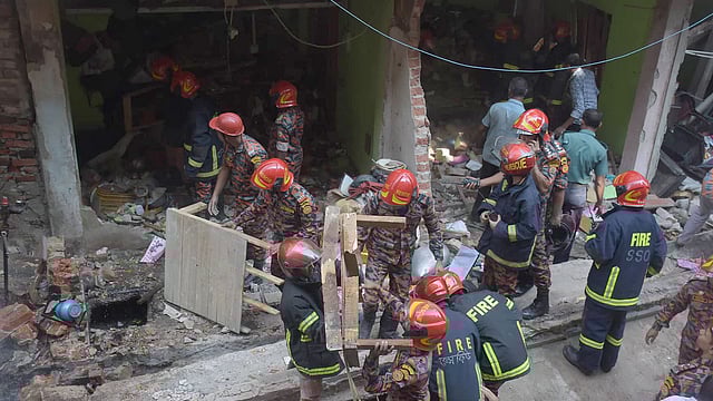 উদ্ধার–কাজে ফায়ার সার্ভিস। ছবি: জুয়েল শীল