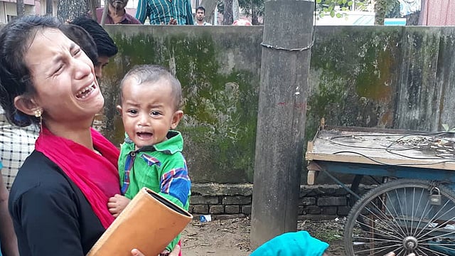 নিহত নুরুল ইসলামের স্ত্রী সাদিয়া বেগম ও সন্তানের আহাজারি। ছবি: জুয়েল শীল