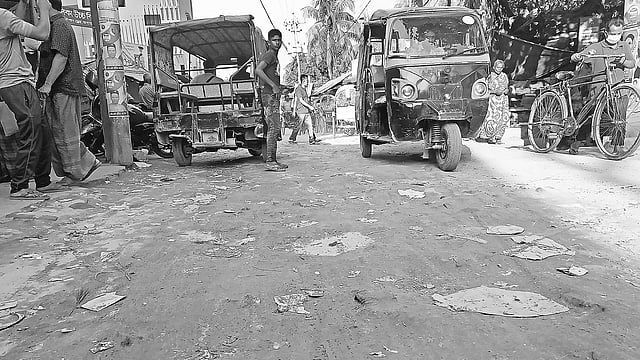 কালীগঞ্জ উপজেলা শহরে ঢোকার মূল রাস্তা এটি। খানাখন্দে ভরা সড়কে যানবাহন চলছে হেলেদুলে। সম্প্রতি তোলা।  ছবি: প্রথম আলো