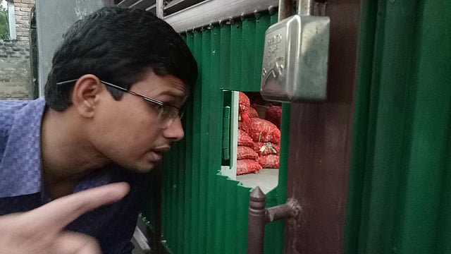 হাসিবুল ট্রেডার্সের গুদামে ৩০০ বস্তা পেঁয়াজ মজুত ছিল। মাস্টারপাড়া, নগর, রাজশাহী, ১৭ নভেম্বর। ছবি: শহীদুল ইসলাম