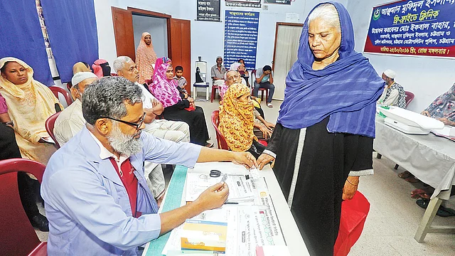 চট্টগ্রাম নগরের এম এম আলী সড়কের আঞ্জুমান মুফিদুল ইসলাম কার্যালয়ে প্রতি শুক্রবার দেওয়া হয় বিনা মূল্যে চিকিৎসাসেবা।  প্রথম আলো