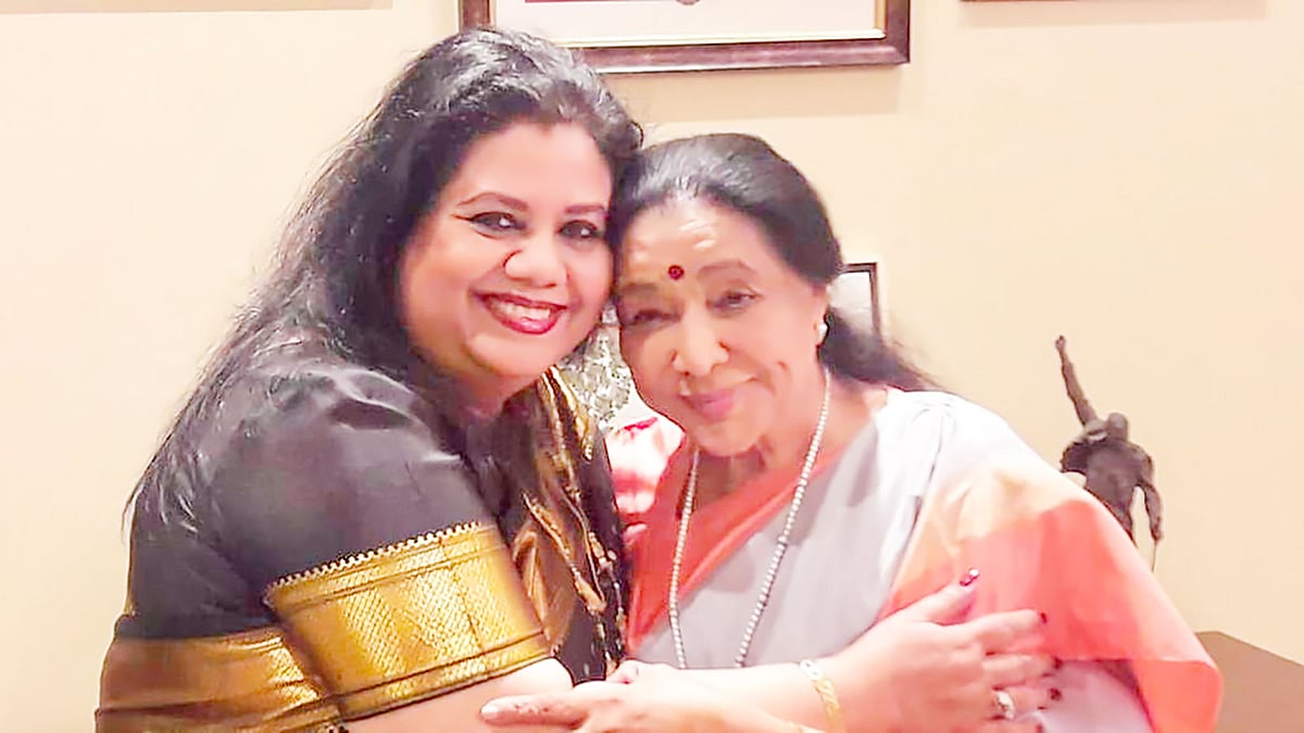 গান তুলে দিতে রুনা লায়লা গিয়েছিলেন আশা ভোসলের বাড়িতে। সে সময় তোলা এই ছবি । ছবি: সংগৃহীত