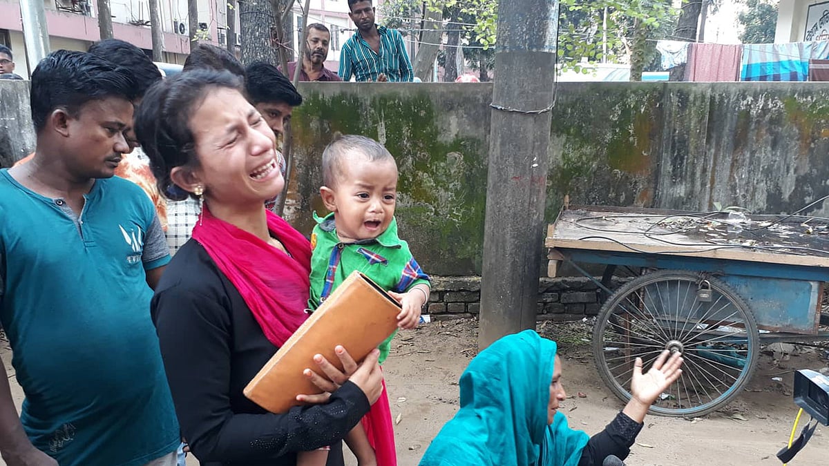 চট্টগ্রামের পাথরঘাটা এলাকায় বিস্ফোরণের ঘটনায় হতাহত হওয়া ব্যক্তিদের স্বজনদের আহাজারি। ছবি: জুয়েল শীল