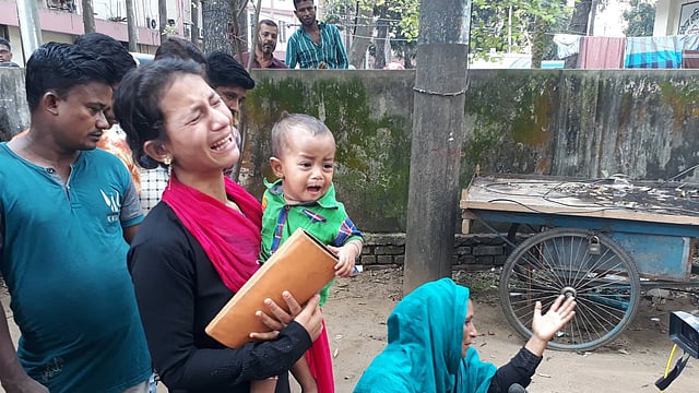 চট্টগ্রামের পাথরঘাটা এলাকায় বিস্ফোরণের ঘটনায় হতাহত হওয়া ব্যক্তিদের স্বজনদের আহাজারি। ছবি: জুয়েল শীল