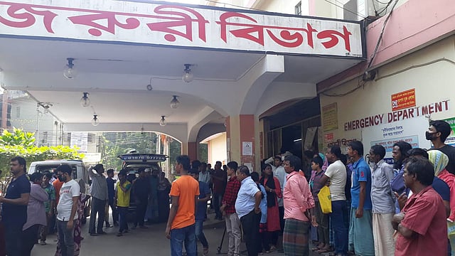 চট্টগ্রাম মেডিকেল কলেজ হাসপাতালে হতাহতদের স্বজনরা। ছবি: জুয়েল শীল