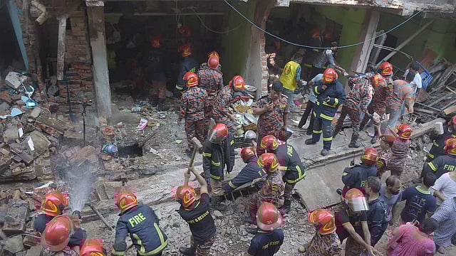 দেয়াল ধসে পাশের রাস্তা ও বাড়ির ওপর গিয়ে পড়ে। ছবি: জুয়েল শীল