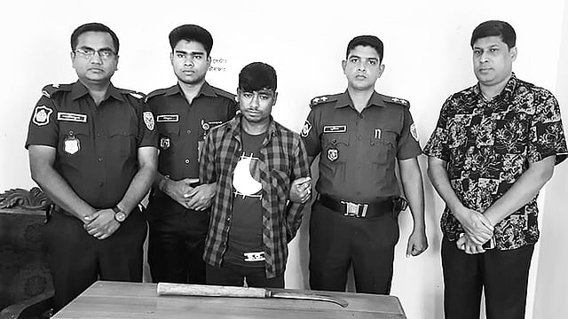 মৌলভীবাজারের জুড়ী উপজেলায় ব্যবসায়ী নিখিল বিশ্বাস হত্যাকাণ্ডের ঘটনায় গ্রেপ্তার যুবক রিপন বিশ্বাস। গতকাল সকালে জুড়ী থানায়। ছবি: প্রথম আলো
