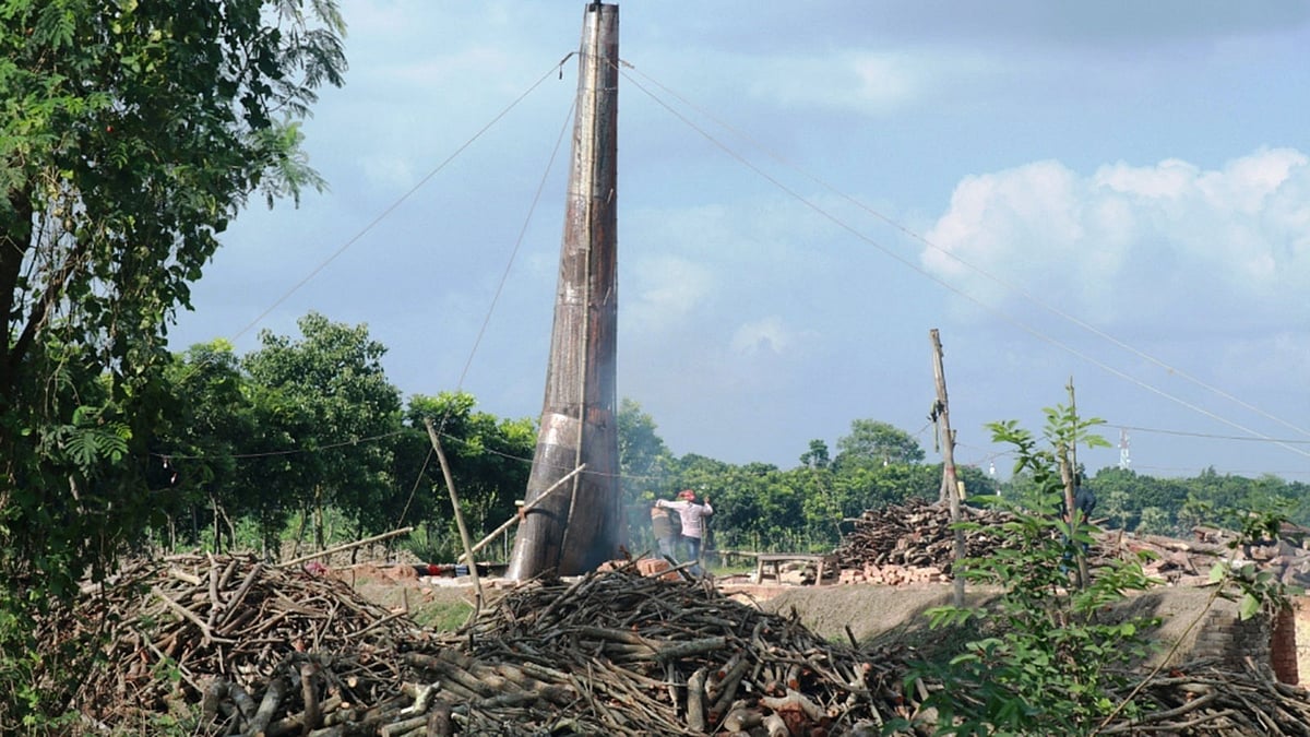 কাঠ দিয়ে ইট পোড়াতে স্থাপন করা হচ্ছে টিনের চিমনি। শ্রীকুন্ডি, মাগুরা সদর, ১১ নভেম্বর। ছবি: কাজী আশিক রহমান