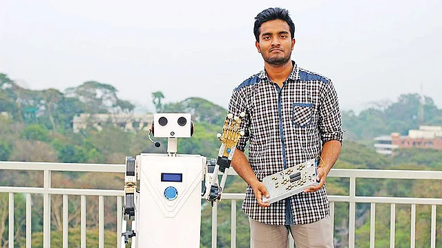বোমা নিষ্ক্রিয় করাসহ যেকোনো বিপজ্জনক কাজ করতে সক্ষম হিউম্যানয়েড রোবট এসএম-১৮০৫ তৈরি করেন চট্টগ্রাম প্রকৌশল ও প্রযুক্তি বিশ্ববিদ্যালয়ের ১২তম ব্যাচের শিক্ষার্থী মাঈনুল হাসান। সংগৃহীত