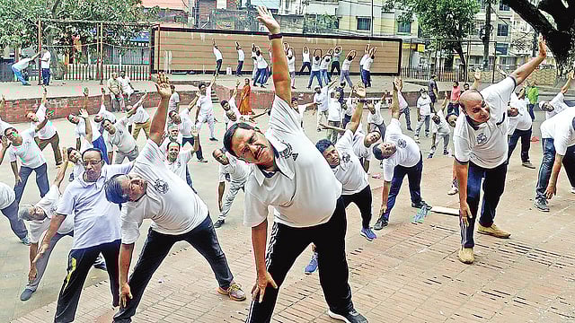 চট্টগ্রাম ডিসি পাহাড়ে প্রতিদিন ভোরে নিয়মিত শরীরচর্চা করেন শতায়ু অঙ্গনের সদস্যরা।  সৌরভ দাশ