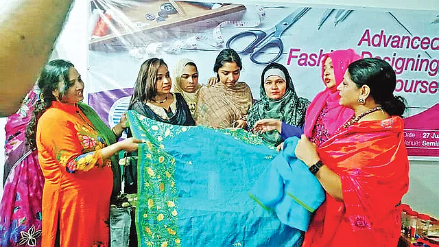 নারীদের আত্মনির্ভরশীল করে তুলতে প্রশিক্ষণ দেওয়া হয় উইমেন চেম্বারের উদ্যোগে।  সংগৃহীত