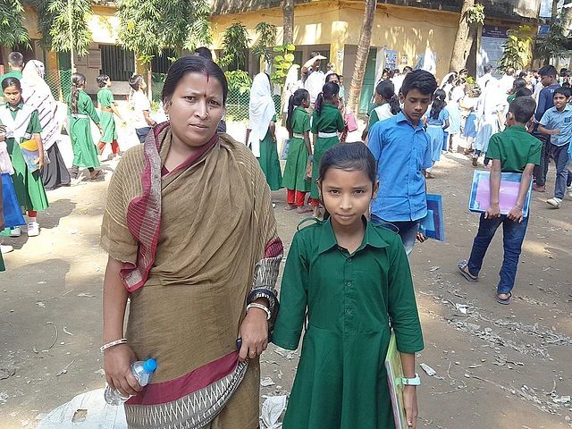 মায়ের সঙ্গে ছোট্ট মনীষা। বাঁশখালী, চট্টগ্রাম, ১৮ নভেম্বর। ছবি: হিমেল বড়ুয়া