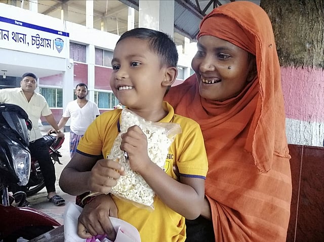 সুজনকে নিয়ে মা চম্পা এখন নিজের গ্রামে ফিরে যেতে চান। রাউজান থানা, রাউজান, ১৮ নভেম্বর। ছবি: এস এম ইউসুফ উদ্দিন