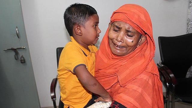 ছেলে নিখোঁজ হওয়ার পর দিশেহারা হয়ে পড়েছিলেন মা। তাই কাছে পেয়েই কেঁদে ফেলেন তিনি। রাউজান থানা, রাউজান, ১৮ নভেম্বর। ছবি: এস এম ইউসুফ উদ্দিন