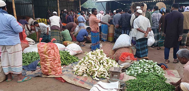 স্টেশন কাঁচাবাজার আড়তে পেঁয়াজসহ সবজির সরবরাহ একেবারেই কম। দামও আকাশছোঁয়া। স্টেশন কাঁচাবাজার আড়ত, নাটোর, ১৮ নভেম্বর। ছবি: মুক্তার হোসেন