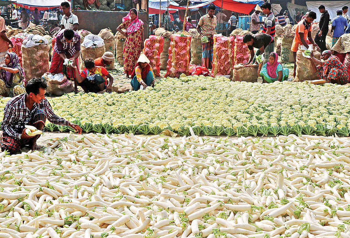 মোকামে সবজির সরবরাহ কম, দাম চড়া। গতকাল বেলা সাড়ে ১১টায় উত্তরাঞ্চলের অন্যতম বড় সবজির মোকাম মহাস্থানে।  ছবি: সোয়েল রানা