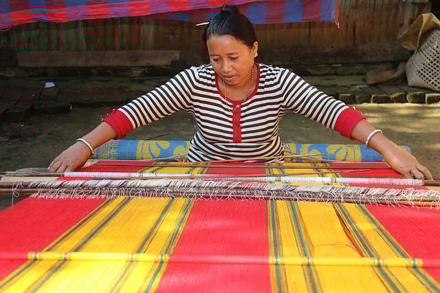 জুমের কাজ শেষ, হাতে কোনো কাজ নেই। পুরো একটি বছরের পোশাক রিনাই বোনেন পাহাড়ের অধিবাসীরা। বিভিন্ন রঙের সুতা ও জরি দিয়ে পরনের পোশাক রিনাই বুনতে ব্যস্ত।