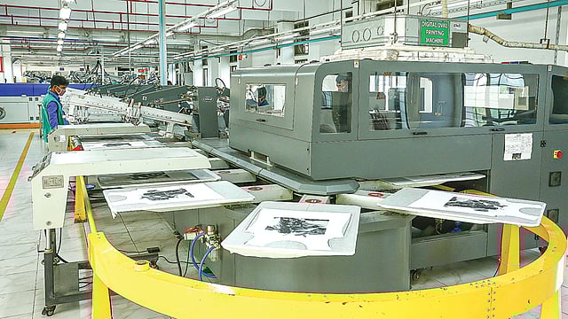 এমব্রয়ডারি মেশিনে কাপড়ের ওপর নকশা হচ্ছে