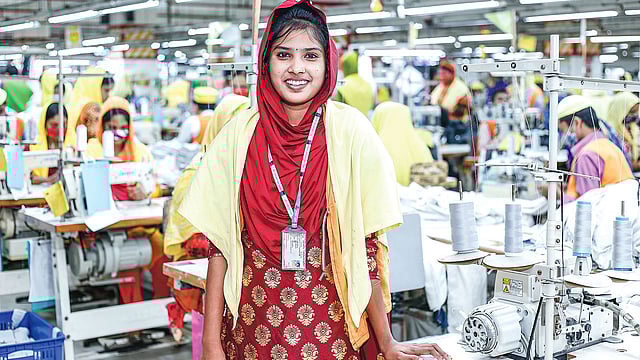 পোশাক কারখানায় কর্মরত এক নারী শ্রমিক