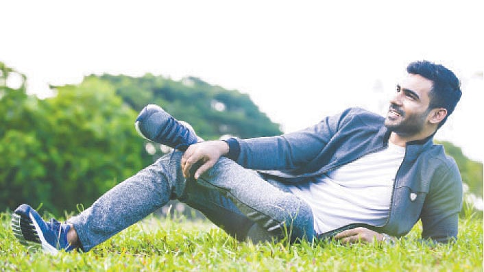 জুতার বেলায় আরাম ও স্টাইল গুরুত্ব পাচ্ছে এখন । মডেল: আজিম, জুতা: লোটো, ছবি: কবির হোসেন