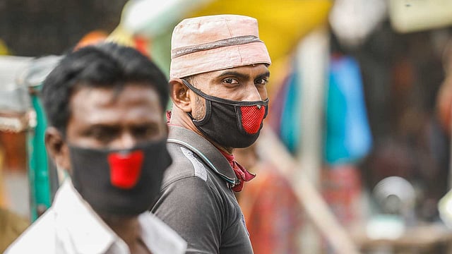 দূষণ থেকে বাঁচতে মাস্ক ব্যবহার করছেন অনেকেই