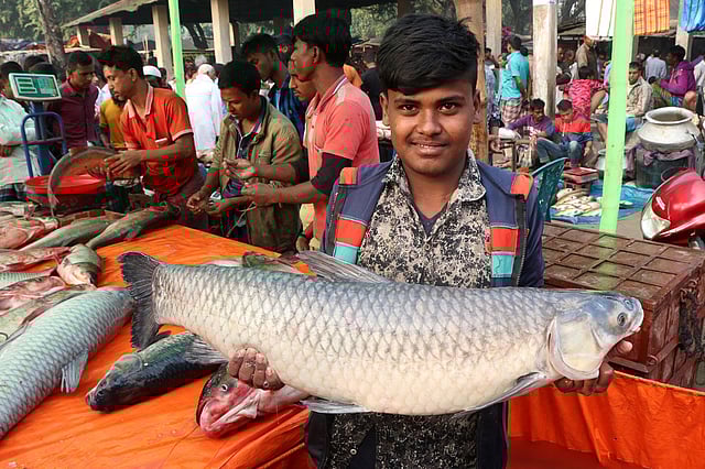 এই মাছটির ওজন ১৫ কেজি। ছবি: লেখক