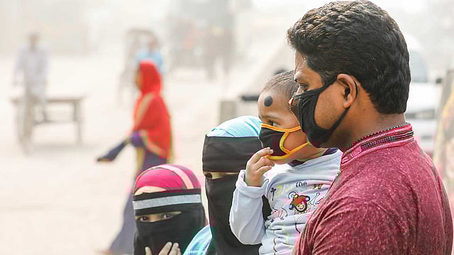 শিশু সন্তানকেও মাস্ক পড়িয়ে রাস্তায় বের হয়েছেন অভিভাবকেরা