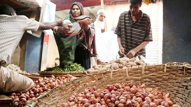 পাবনায় বাজারে উঠেছে নতুন পেঁয়াজ। ছবি: প্রথম আলো