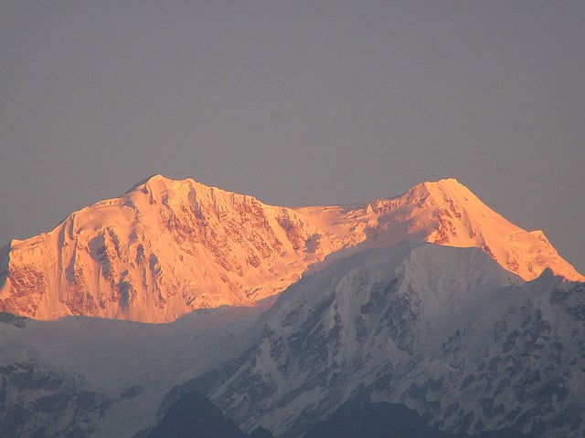 মেঘমুক্ত আকাশ থাকলে পেলিং থেকে কাঞ্চনজঙ্ঘা দেখা যায় যেকোনো সময়। ছবি: লেখক