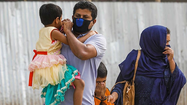 ধুলোবালি আর গাড়ির ধোঁয়া থেকে রক্ষা পেতে এই ব্যবস্থা