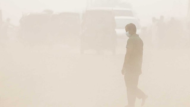 জুরাইন এলাকার প্রতিদিনকার চিত্র, ধুলোয় অতিষ্ঠ জনজীবন