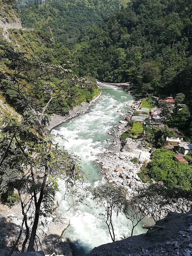 পাহাড়ি খরস্রোতা তিস্তা নদী। ছবি: লেখক