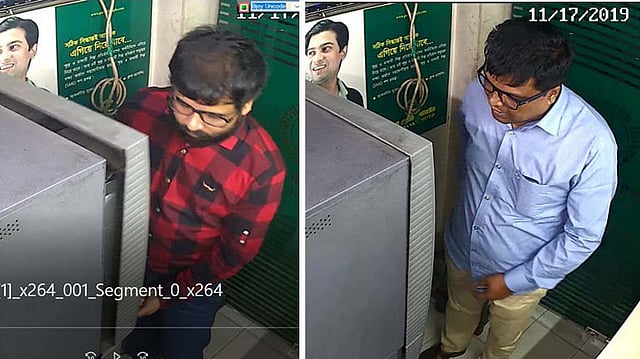 গত ১৭ নভেম্বর কুমিল্লার পূবালী ব্যাংকের এটিএম বুথ থেকে অর্থ খোয়া যায়। ছবি: ডিএমপি নিউজ