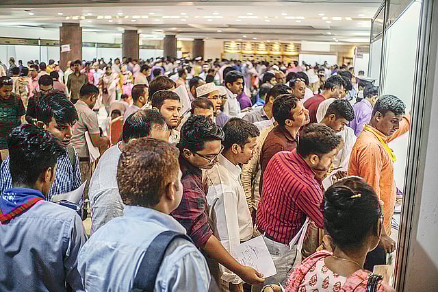 রাজধানীর বেইলি রোডের অফিসার্স ক্লাব প্রাঙ্গণে এনবিআর আয়োজিত কর মেলার ষষ্ঠ দিনে ফরম পূরণ করছেন করদাতারা।  ছবি: জাহাঙ্গীর শাহ