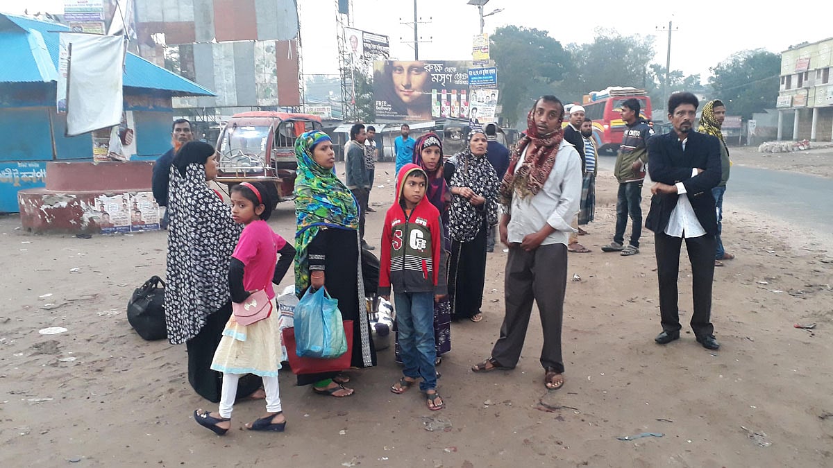 পটুয়াখালীতে বাস ধর্মঘটে দুর্ভোগ পোহান যাত্রীরা। ছবি: শংকর দাস
