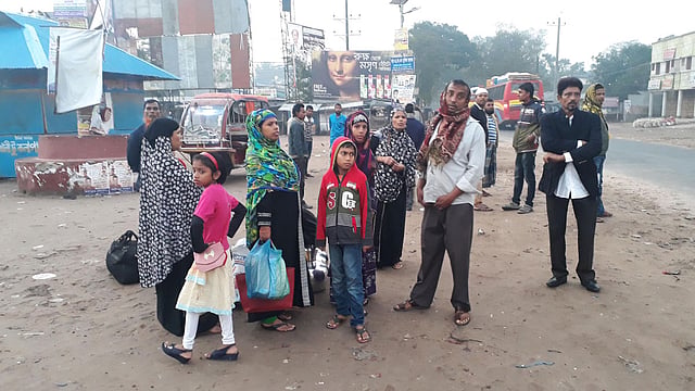 পটুয়াখালীতে বাস ধর্মঘটে দুর্ভোগ পোহান যাত্রীরা। ছবি: শংকর দাস