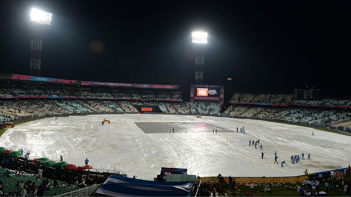 গোলাপি টেস্টের জন্য প্রস্তুত হচ্ছে কলকাতার ইডেন গার্ডেন। ছবি:এএফপি