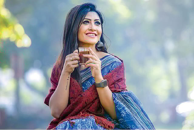 প্রকৃতির পাশাপাশি শীতের আগমনী বার্তা এখন অনুভূতিতেও। শীতকালে প্রতিদিনের অভ্যাসে, জীবনযাপনে আসে পরিবর্তন । মডেল: শ্রাবণ্য তৌহিদা, ছবি: সুমন ইউসুফ