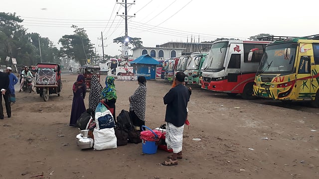 পটুয়াখালীতে বাস না পেয়ে ভোগান্তিতে যাত্রীরা। ছবি: শংকর দাস