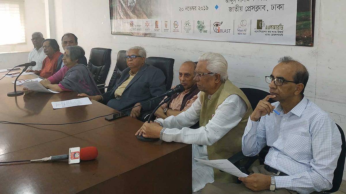 জাতীয় প্রেসক্লাবে আজ বুধবার সংবাদ সম্মেলনে ঝিমাই পুঞ্জির খাসিদের ভূমি অধিকার ও নিরাপত্তা নিশ্চিত করার দাবি জানানো হয়। ছবি: প্রথম আলো