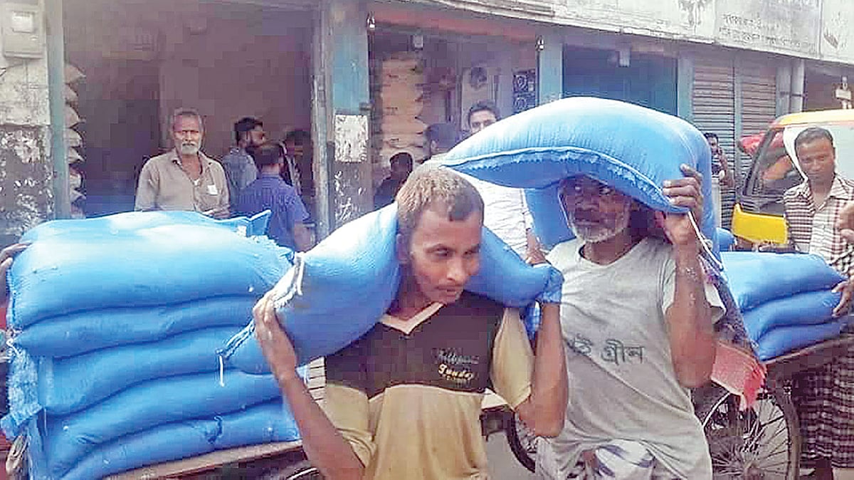 বস্তায় বস্তায় লবণ কিনে বিভিন্ন স্থানে নিয়ে যাচ্ছেন ব্যবসায়ীরা। গতকাল বিকেলে সৈয়দপুর শহরের জহুরুল হক সড়কে। প্রথম আলো