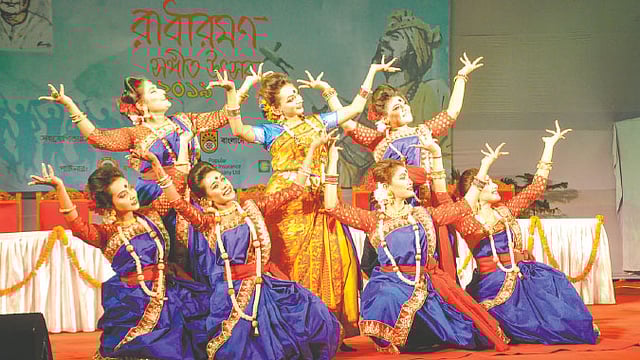 রাধারমণ সংগীত উৎসবে ছিল দলীয় নৃত্য ও সংগীতের পরিবেশনা। ছবি: আনন্দ