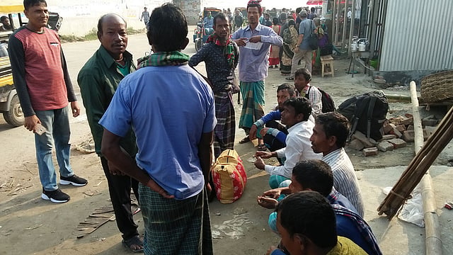 মহাসড়কে বাসের অপেক্ষায় যাত্রীরা। আজ বৃহস্পতিবার সকালে মির্জাপুর বাসস্ট্যান্ডে। ছবি: সোহেল মোহসীন
