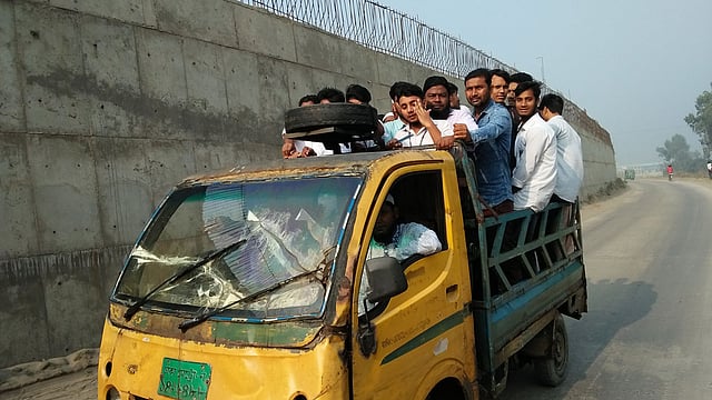 বাস না পেয়ে পিকআপভ্যানে উঠেছেন যাত্রীরা। আজ বৃহস্পতিবার সকালে মির্জাপুরের কদিম ধল্যা বাসস্ট্যান্ডে। ছবি: সোহেল মোহসীন